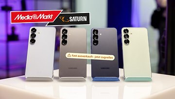 Vier Samsung Galaxy S25 Smartphones auf einem Ständer mit den Logos von Media Markt und Saturn.