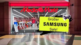 Eingang des MediaMarkt mit einem Schild, das einen großen Samsung-Verkauf ankündigt.