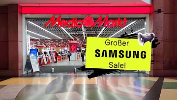 Eingang des MediaMarkt mit einem Schild, das einen großen Samsung-Verkauf ankündigt.