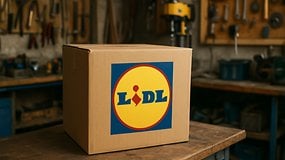 Lidl-Logo auf einem Karton, der in einer Werkstatt mit allerlei Werkzeug steht
