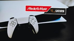 Nahaufnahme einer PlayStation 5 mit einem Controller, davor das MediaMarkt-Logo