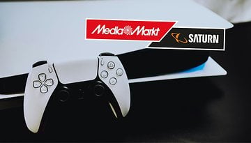 Nahaufnahme einer PlayStation 5 mit einem Controller, davor das MediaMarkt-Logo