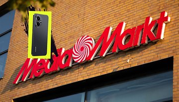 MediaMarkt-Schild mit einem Smartphone (Honor 400) im Vordergrund.