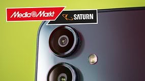 Nahaufnahme einer Samsung Smartphone Kameralinse mit MediaMarkt- und Saturn-Logos.