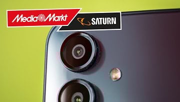 Nahaufnahme einer Samsung Smartphone Kameralinse mit MediaMarkt- und Saturn-Logos.