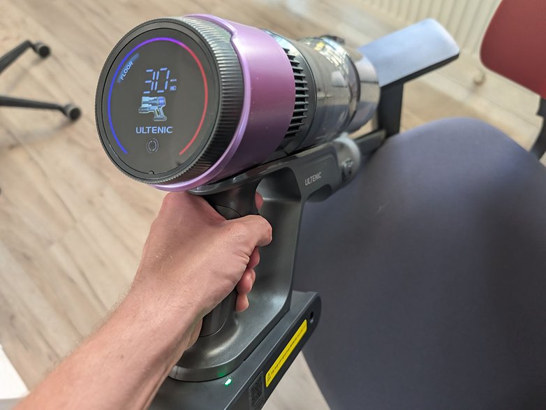 Eine Hand hält einen kabellosen Staubsauger Ultenic U20 mit einem digitalen Display. Eine Hand hält einen kabellosen Staubsauger Ultenic U20 mit einem digitalen Display.