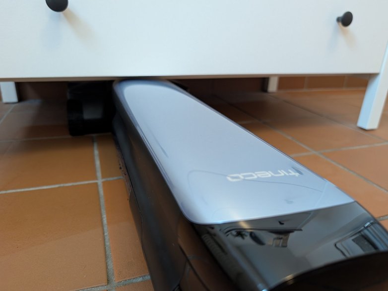Der Tineco Floor One S9 Artist passt auch gut unter Möbel Der Tineco Floor One S9 Artist passt auch gut unter Möbel