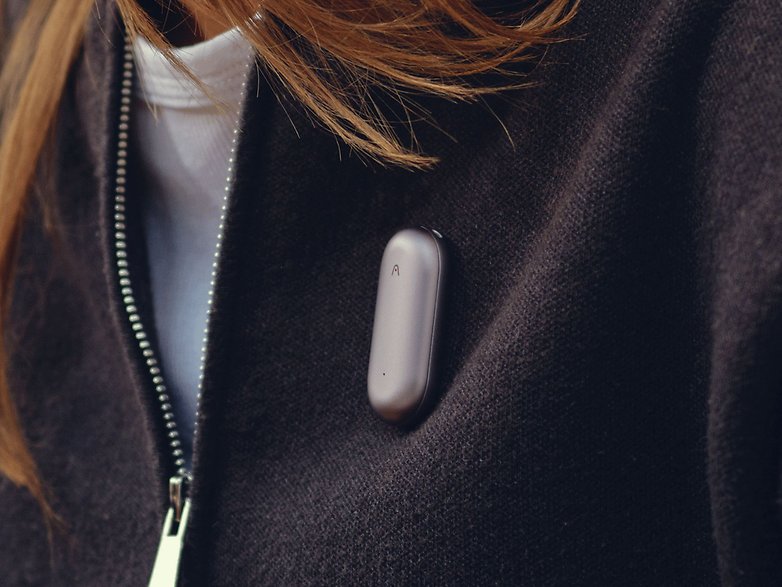 Plaud NotePin lässt sich per Magnet ganz leicht an der Kleidung befestigen Plaud NotePin lässt sich per Magnet ganz leicht an der Kleidung befestigen