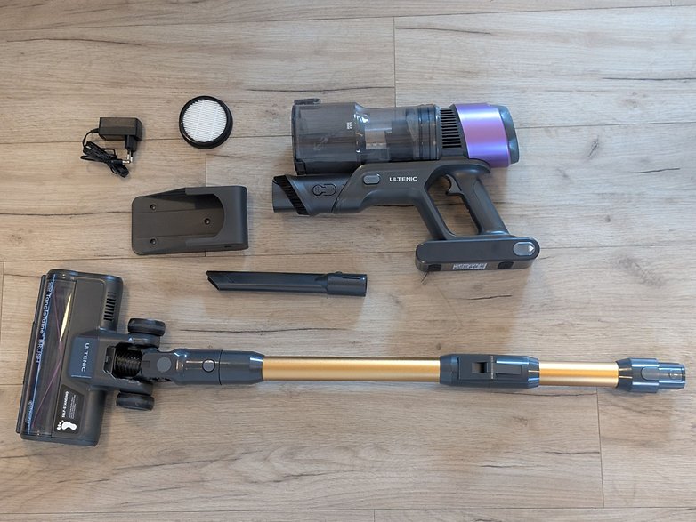 Ultenic U20 Akkusauger und Zubehör auf einem Holzboden. Ultenic U20 Akkusauger und Zubehör auf einem Holzboden.