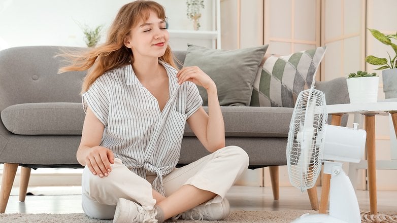Ventilator im Betrieb in einem Wohnzimmer Ventilator im Betrieb in einem Wohnzimmer
