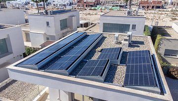 PV-Module auf Hausdach, Sinnbild für PVT-Module