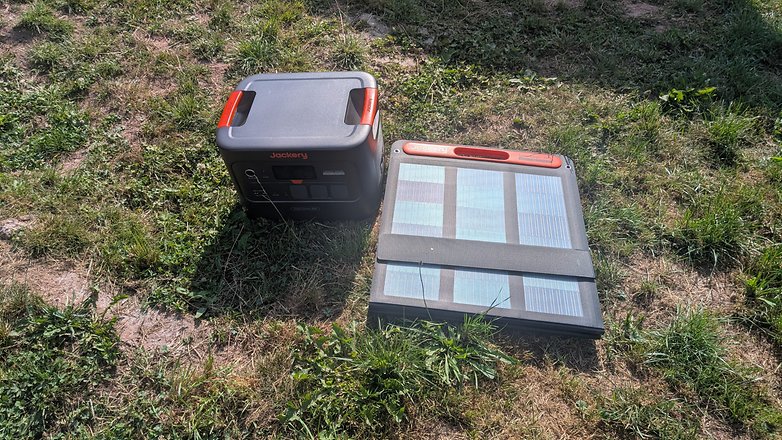 Jackery Explorer 3000 v2 und SolarSaga 200 gefaltet Jackery Explorer 3000 v2 und SolarSaga 200 gefaltet