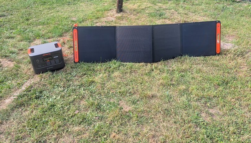 Autonome grâce au solaire : test de la Jackery Explorer 3000 v2 Jackery Explorer 3000 v2 und SolarSaga 200 entfaltet