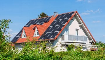 PV-Anlage auf einem Hausdach, Sinnbild Einspeisevergütung