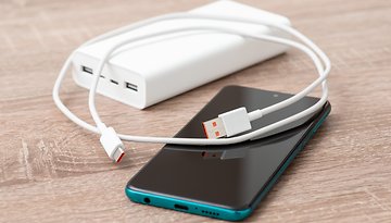 Powerbank und Handy auf einem Tisch