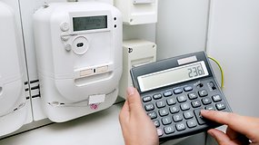 Stromzähler und Taschenrechner, Sinnbild für Strompreise