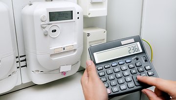 Stromzähler und Taschenrechner, Sinnbild für Strompreise