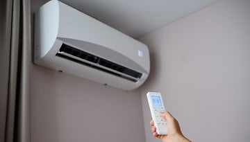 Klimaanlage, die mit einer Fernbedienung eingeschaltet wird