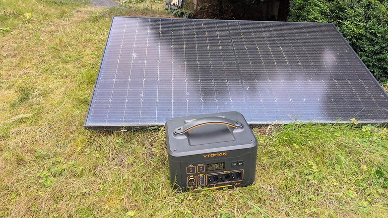 VTOMAN Jump 2200mit Solarmodul im Hintergrund VTOMAN Jump 2200mit Solarmodul im Hintergrund