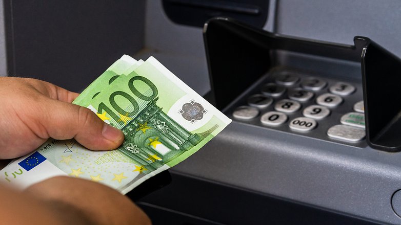 Euroscheine vor Geldautomaten Euroscheine vor Geldautomaten