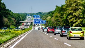 Autobahn mit Autos