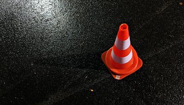 Verkehrskegel auf einer Straße