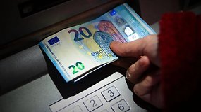 Geld am Bankautomaten