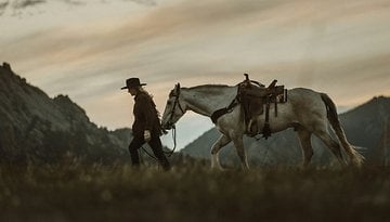 Frau mit Pferd im Western-Look