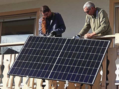 Balkonkraftwerke zum Einstiegspreis? Das macht diesen H&auml;ndler so besonders