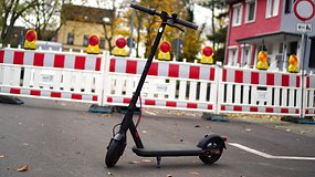 E-Scooter vor einer Baustelle