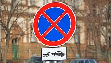 Anhalten verboten Schild
