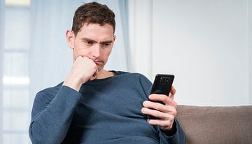 Mann mit Smartphone