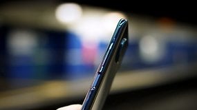 Smartphone in einem Bahnhof