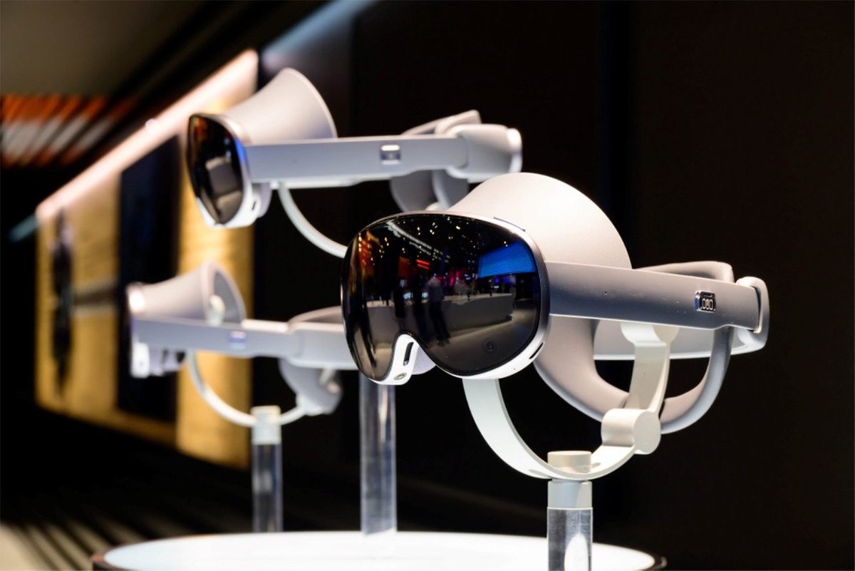 Samsung XR Project Moohan display at MWC 2025 featuring futuristic smart glasses.