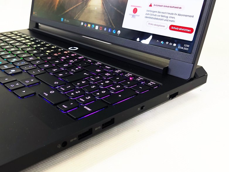 Lenovo Legion Pro 7i (2025) Lenovo Legion Pro 7i (2025)