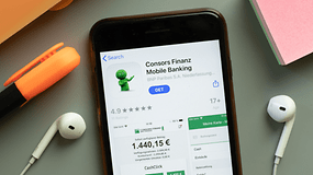 Mobile-Banking-App von Consors Finanz auf einem Smartphone, zeigt Bewertungen und Kontodetails.
