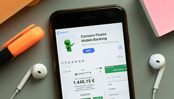 Mobile-Banking-App von Consors Finanz auf einem Smartphone, zeigt Bewertungen und Kontodetails.