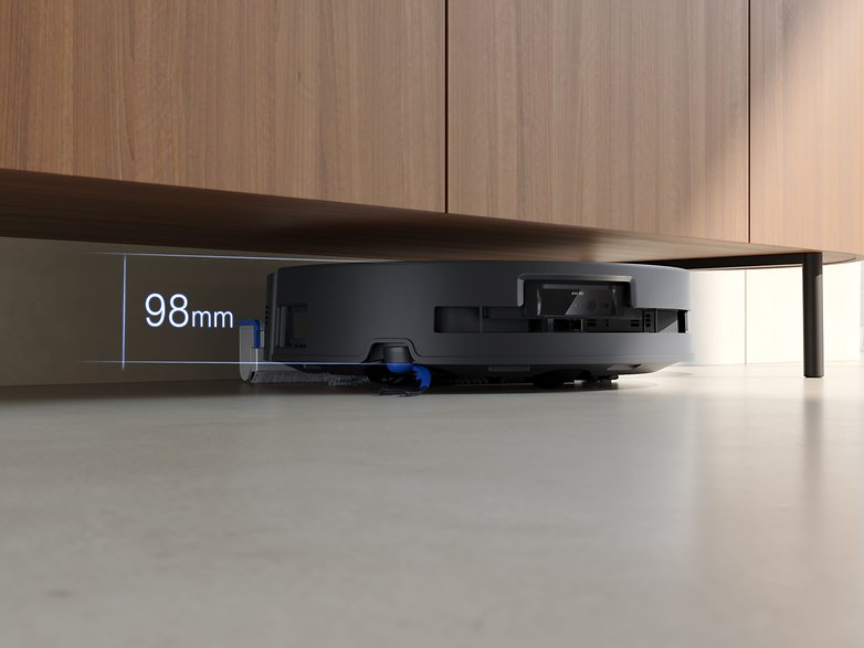 Ecovacs Deebot T80 Omni Staubsauger unter einem Schrank, mit einer Höhenmessung von 98 mm. Ecovacs Deebot T80 Omni Staubsauger unter einem Schrank, mit einer Höhenmessung von 98 mm.