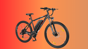 Schwarzes Eleglide M2 E-Bike mit Akku, vor einem orangefarbenen Verlaufshintergrund.