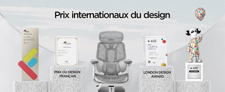 Prix de design exposés à côté d'une chaise de bureau moderne.