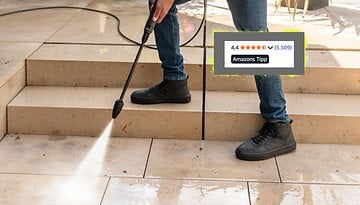 Person verwendet einen Kärcher Hochdruckreiniger auf Terrassenfliesen; Bewertung 4,4 Sterne mit 5.509 Bewertungen.