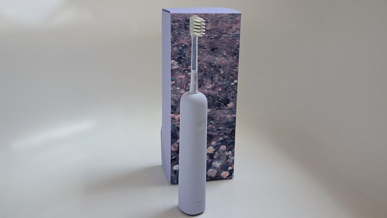 Elektrische Zahnbürste Laifen Wave Special mit Verpackung im Hintergrund. Elektrische Zahnbürste Laifen Wave Special mit Verpackung im Hintergrund.