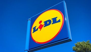 Lidl-Logo auf blauem Hintergrund mit gelbem Kreis und fetten schwarzen Buchstaben.
