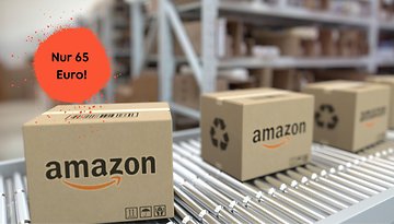 Amazon-Pakete auf einem Fließband mit einem Textfeld, das 'Nur 65 Euro!' sagt.