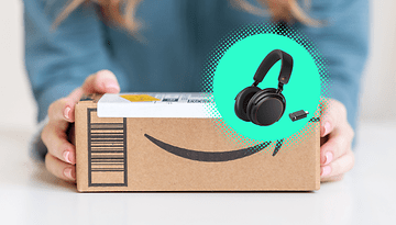 Eine Person hält ein Amazon-Paket mit Grafik von Sennheiser Kopfhörern.