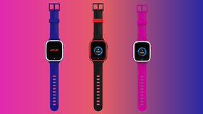 Drei Xplora Let's Go Smartwatches für Kinder in Blau, Rot und Pink mit verschiedenen Displayanzeigen.