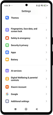 O menu de configurações da Xiaomi mostra opções como Temas, Bateria e Segurança, e Privacidade