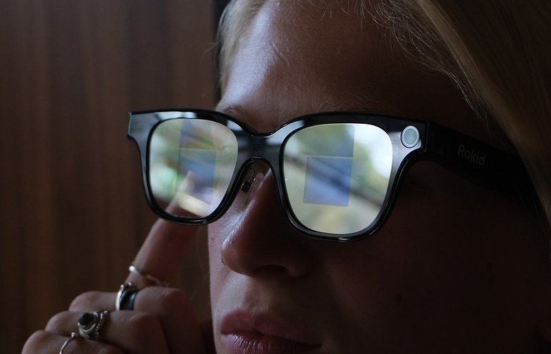 Nahaufnahme von Rokid Smartgläsern, die ein digitales Display reflektieren.