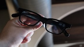 Eine Hand, die Rokid-Smartgläser mit dunklen Gläsern hält.
