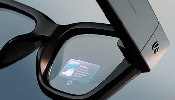 Nahaufnahme von Meta Ray-Ban Smartglasses, die eine KI-Schnittstelle mit Reiseinformationen anzeigen.